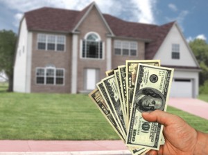Cada vez las casas valen menos, y el dinero más 