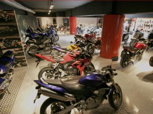 Los dirigentes socialistas terminarán vendiendo motos en un concesionario 