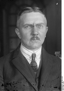 Este es Hjalmar Schacht, el inventor del mecanismo. Echadle un ojo y pensad si os parece de fiar...