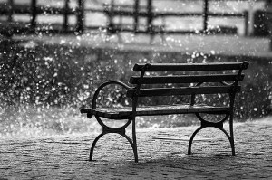 Llueve sobre mojado sobre los bancos 