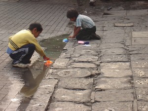 Como niños jugando en la calle