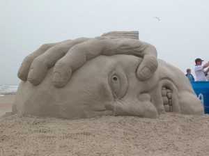 Una extraña formación aparecida espontáneamente en una playa de Levante...